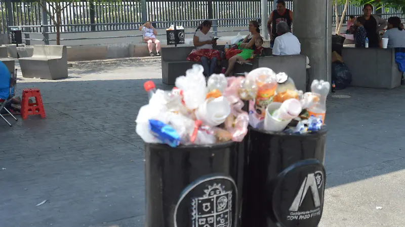 Usuarios exigen mayor limpieza en zona de espera afuera del Hospital General de Irapuato
